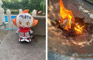 被恐怖小丑从天而降吓坏,女子晚上得拿刀睡觉