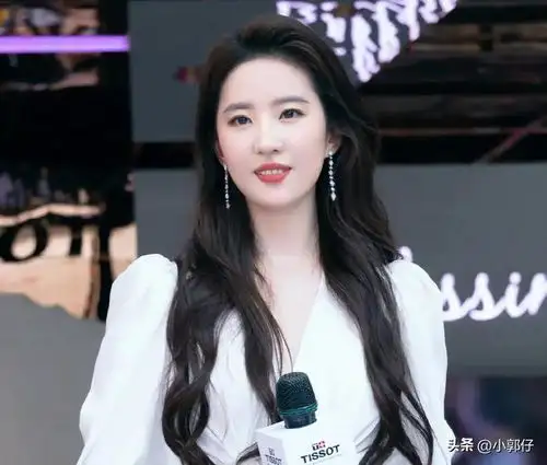 神仙姐姐刘亦菲一袭白色长裙惊艳亮相活动现场,仙气飘飘