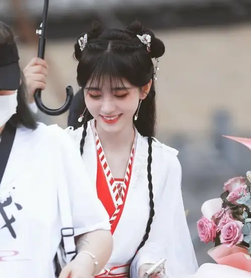 鞠婧祎又一部仙侠剧开机,饭拍照片甜美又仙气,男主比她小3岁